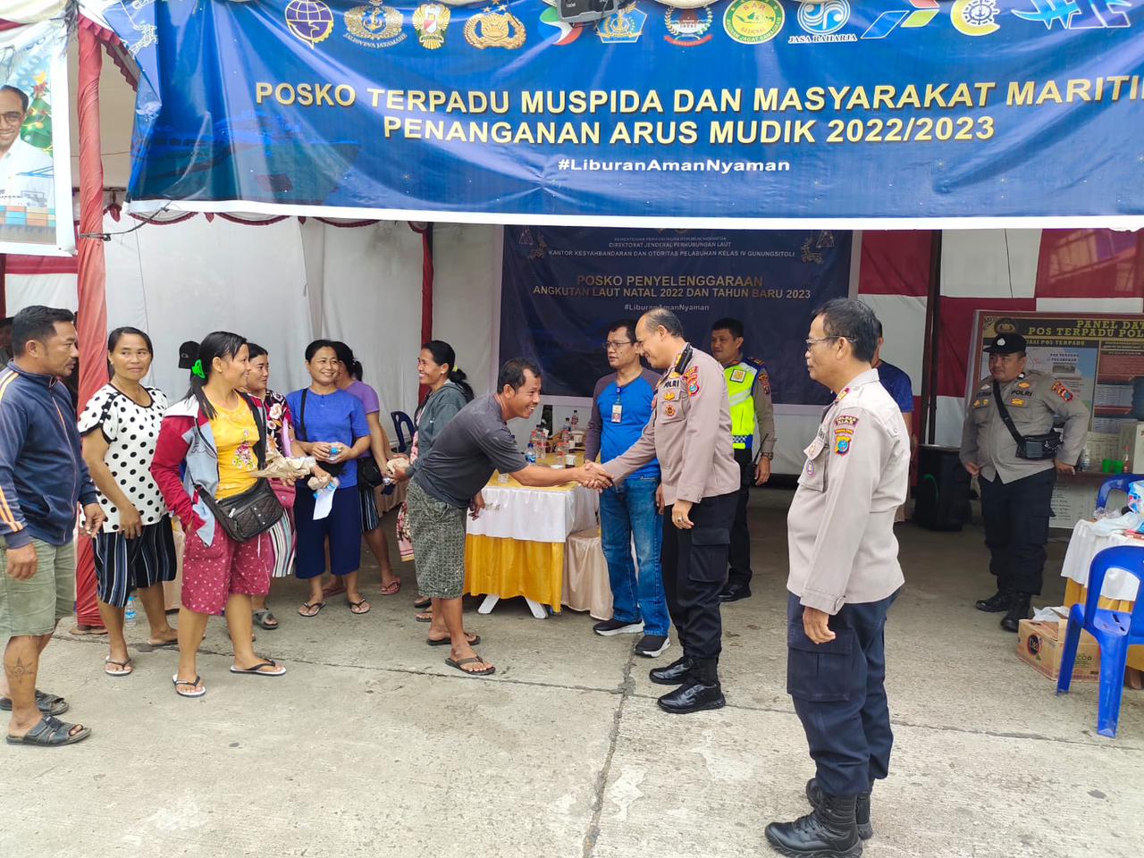 Jum’at Barokah, Kapolres Nias Silahturahmi dengan Buruh Pelabuhan dan Pedagang Asongan