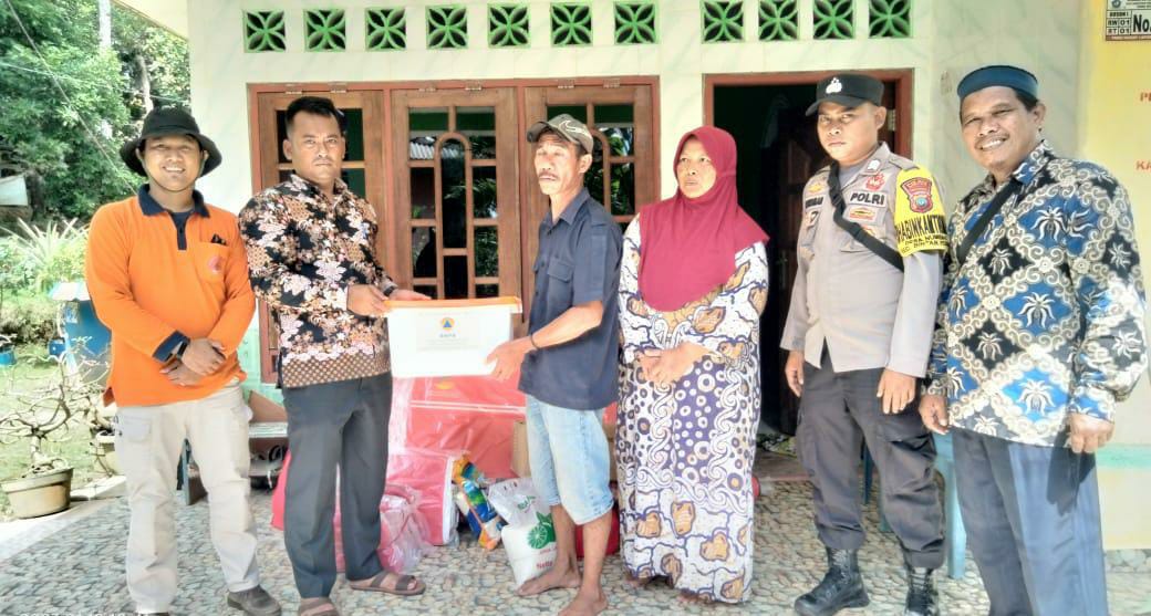 Bhabinkamtibmas Desa Numbing Sambangi Warganya Yang Terkena Musibah