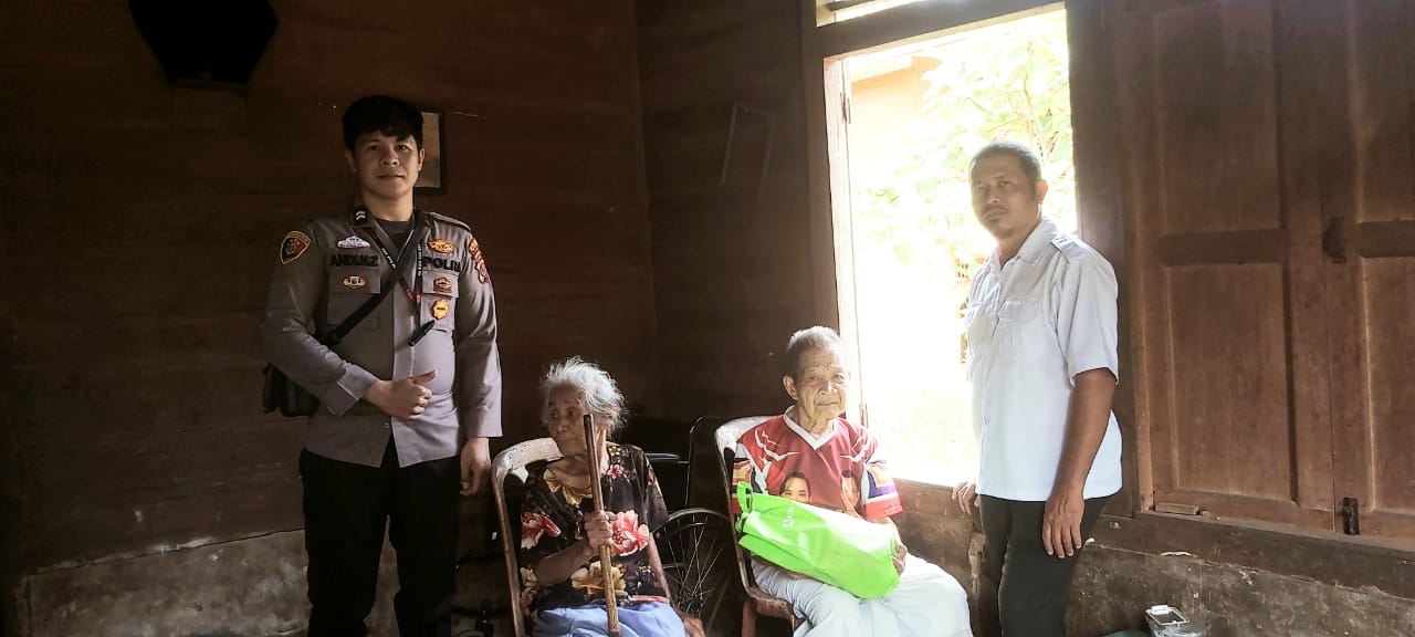 Personil Polsek Gunungsitoli Alo’oa Berikan Bantuan Tali Asih