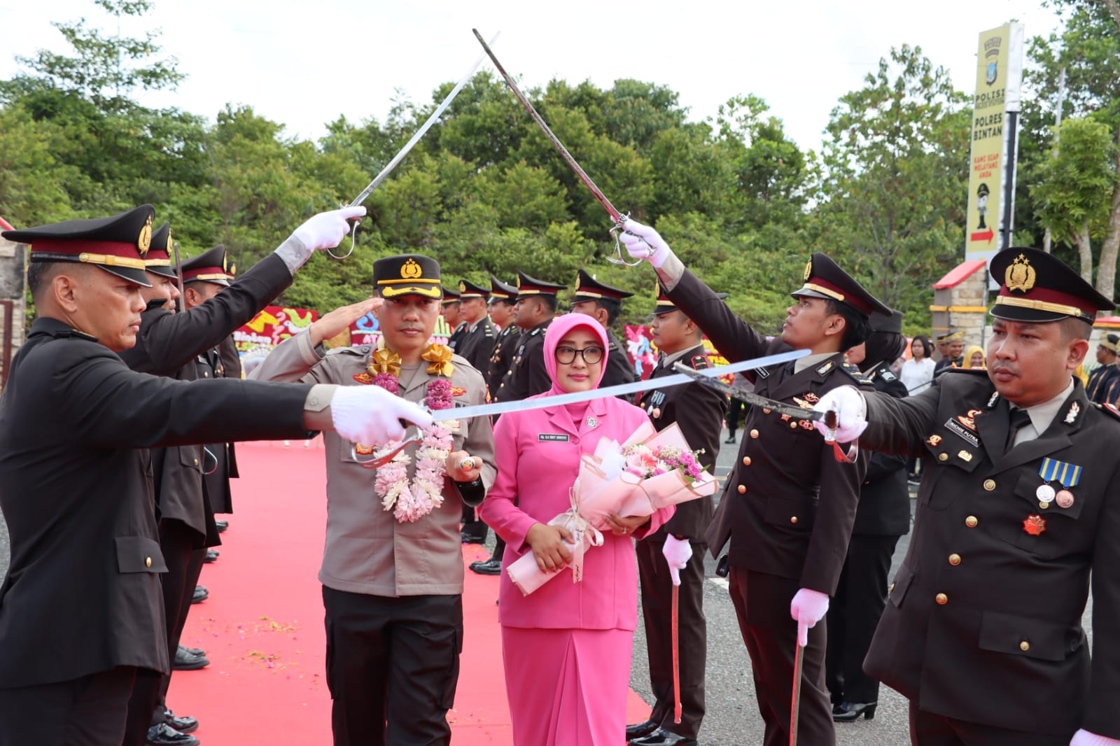 Sambut Kapolres Bintan AKBP Riky Iswoyo dengan Tradisi Gerbang Pora