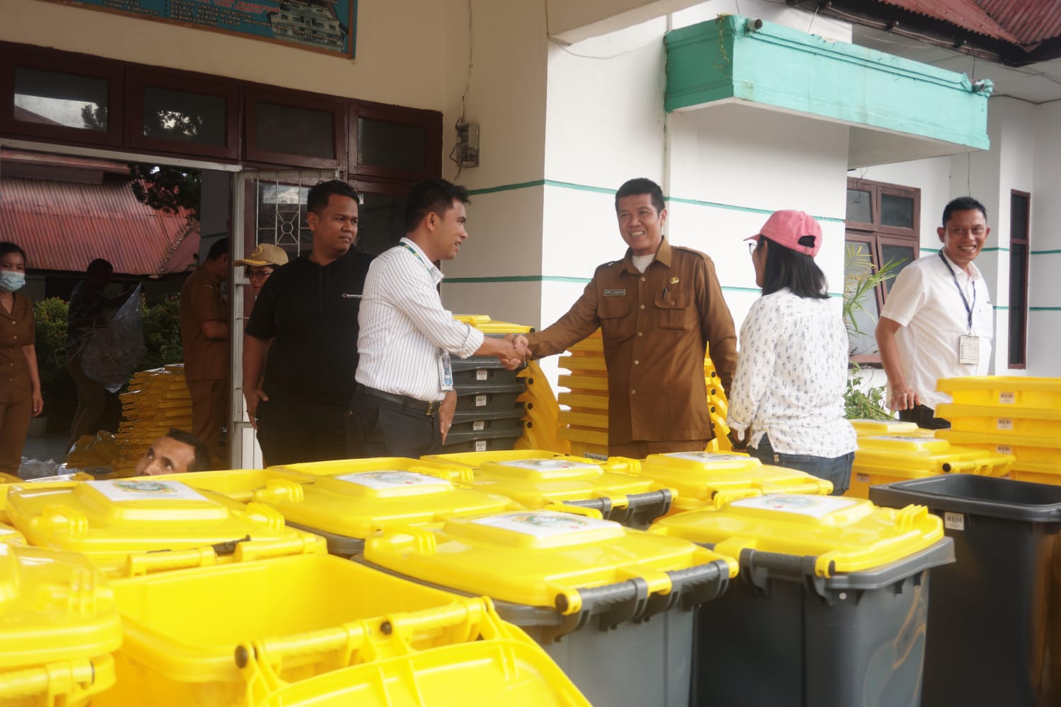 TPL Serahkan 150 Tempat Sampah Kepada DLH dan Kehutanan Provinsi Sumut dan Kabupaten Toba