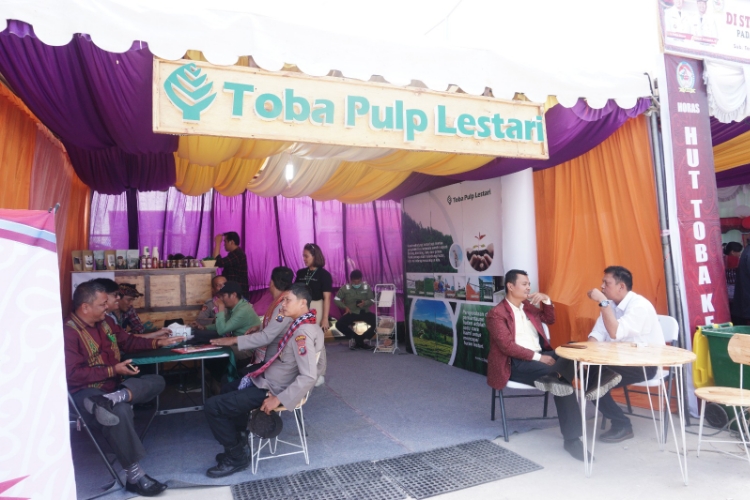 TPL Hadirkan Produk UMKM Binaan dan Bagi Sovenir