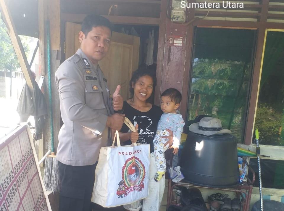 Bhabinkamtibmas Polres Simalungun Salurkan Bansos Kepada Warga