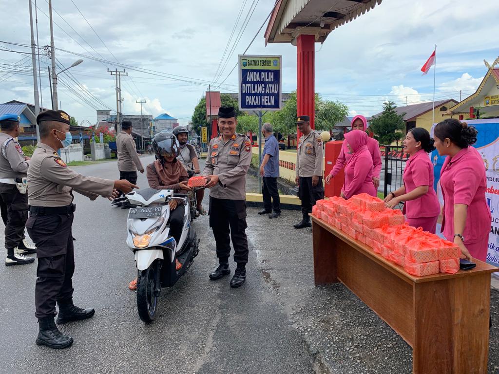 Polsek Kundur Berbagi Takjil Kepada Masyaraka