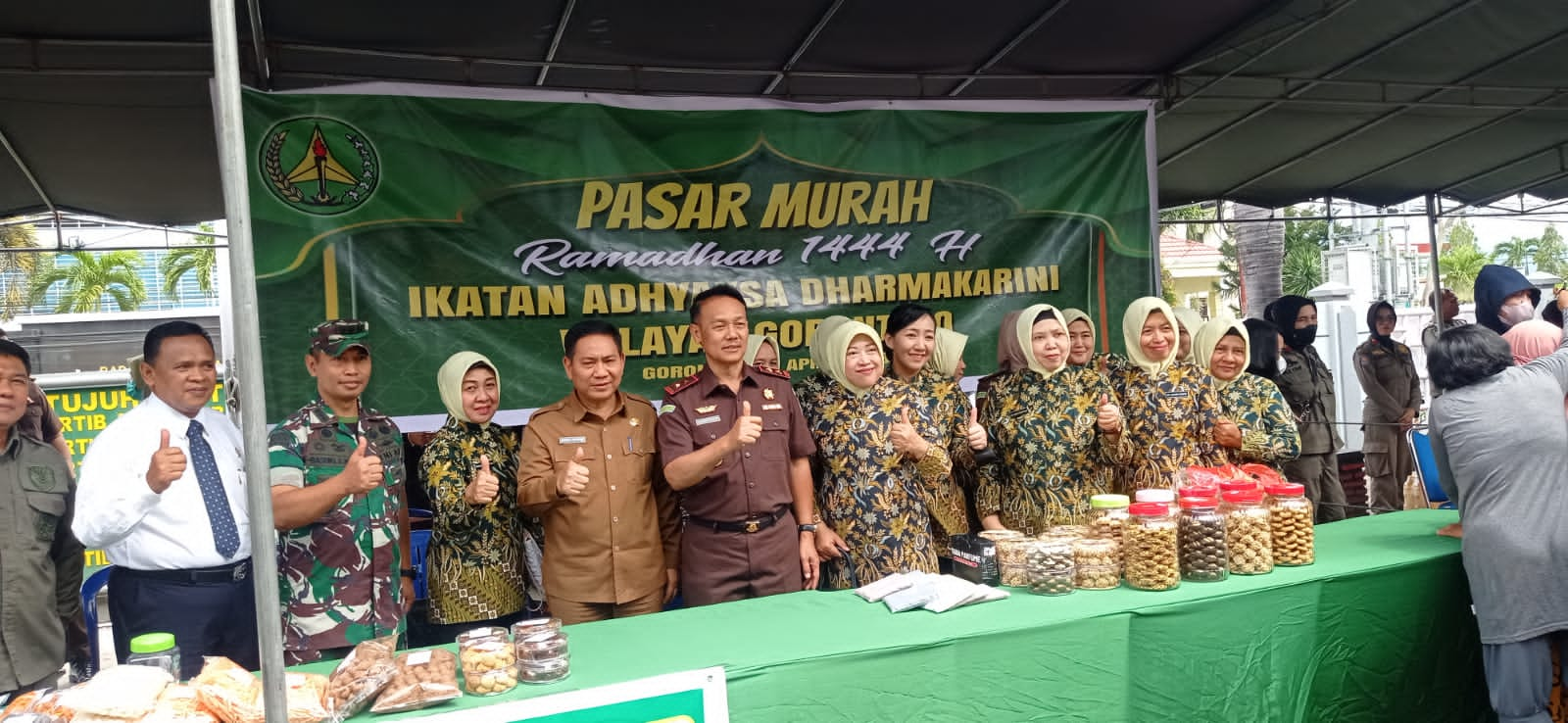 Kasilog Kasrem 133/NW Hadiri Pembukaan Pasar Murah di Halaman Kantor Kejati Gorontalo