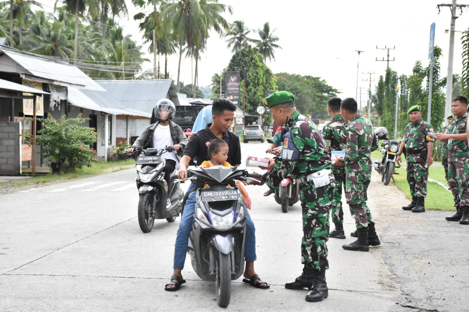 Korem 133/NW Bagikan Takjil Gratis di Bulan Suci Ramadhan