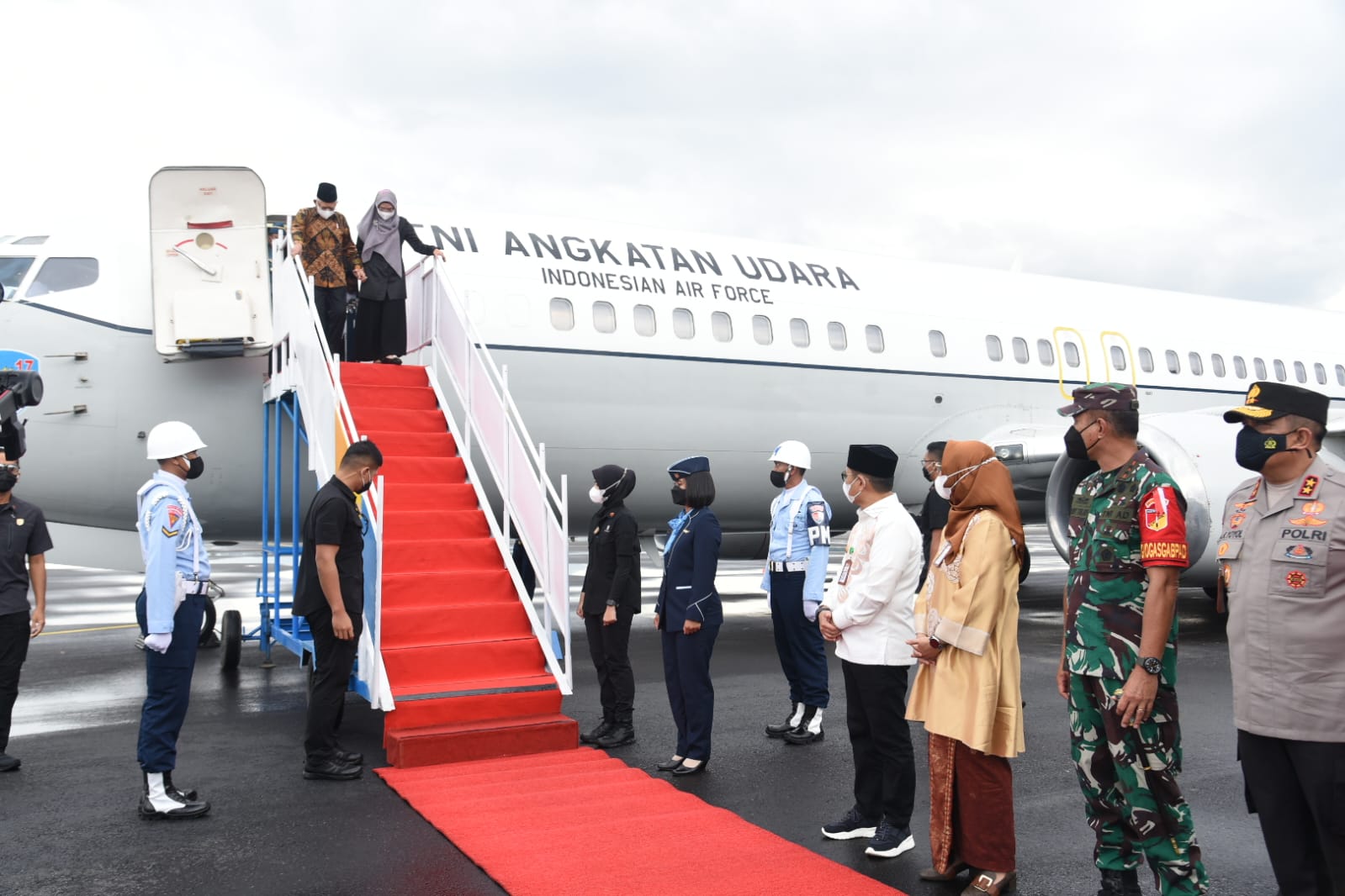 Pangdam XIII/Merdeka Didampingi Danrem 133/Nani Wartabone Sambut Kedatangan Wakil Presiden RI di Provinsi Gorontalo