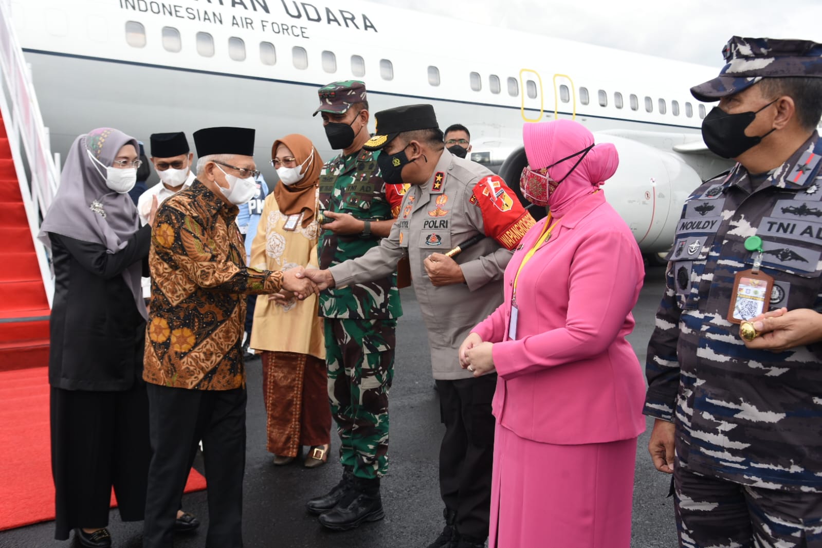 Kapolda Gorontalo Jemput Wapres Ma'ruf Amin di Bandara Djalaludin