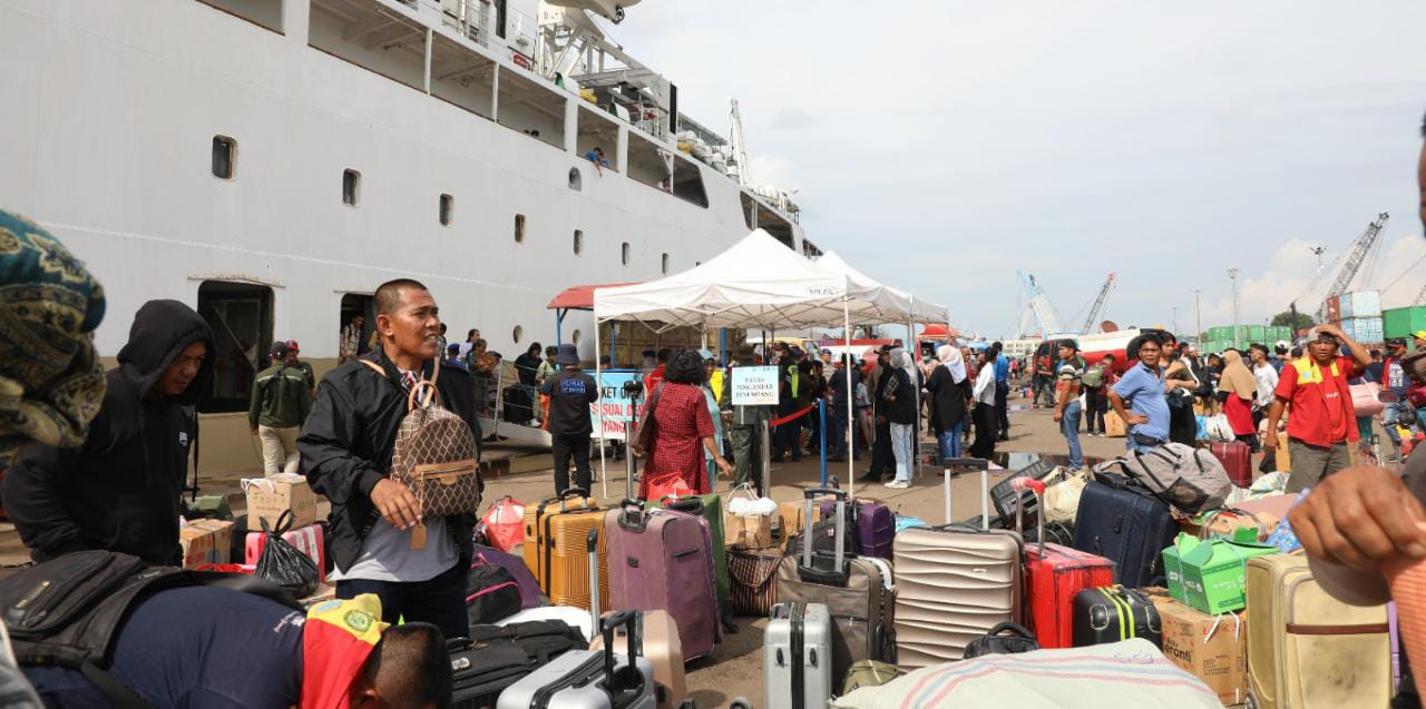 Ribuan Penumpang Padati Pelabuhan di Batam