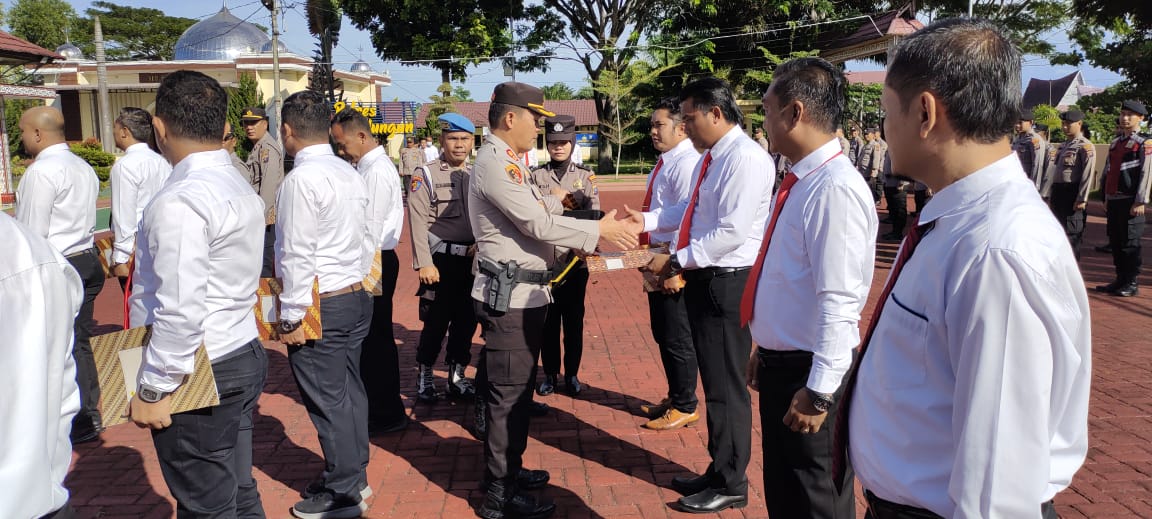 Kapolres Simalungun Berikan Penghargaan Kepada Personel Berprestasi