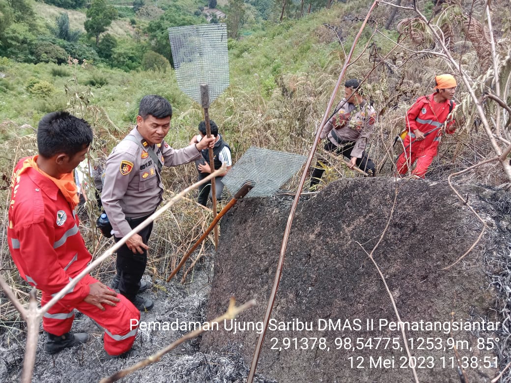 Polres Simalungun Bantu Padamkan Kebakaran Lahan di Dusun Dolok Maria