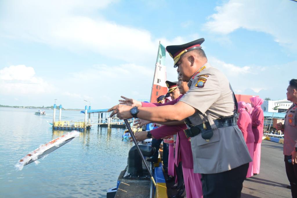 Kapolda Kepri Pimpin Upacara Tabur Bunga di Laut Dalam Rangka HUT Bhayangkara ke 77 Tahun 2023