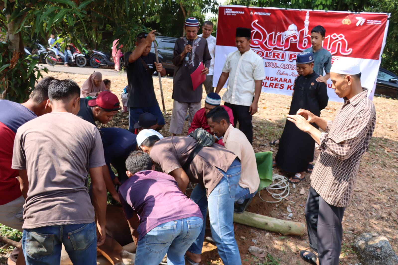 Polres Karimun Potong 8 Hewan Qurban dan 400 Kupon Disebarkan Oleh Polres Karimun