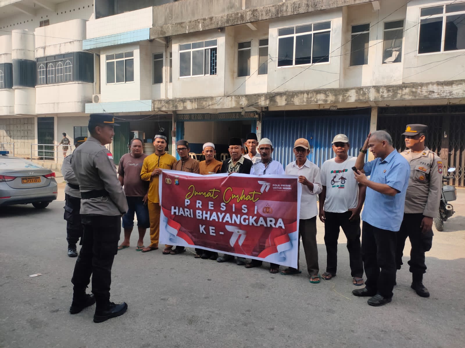 Polsek Kundur Gelar Juma'at Curhat Presisi Hari Bhayangkara ke 77 di Pasar Mutiara