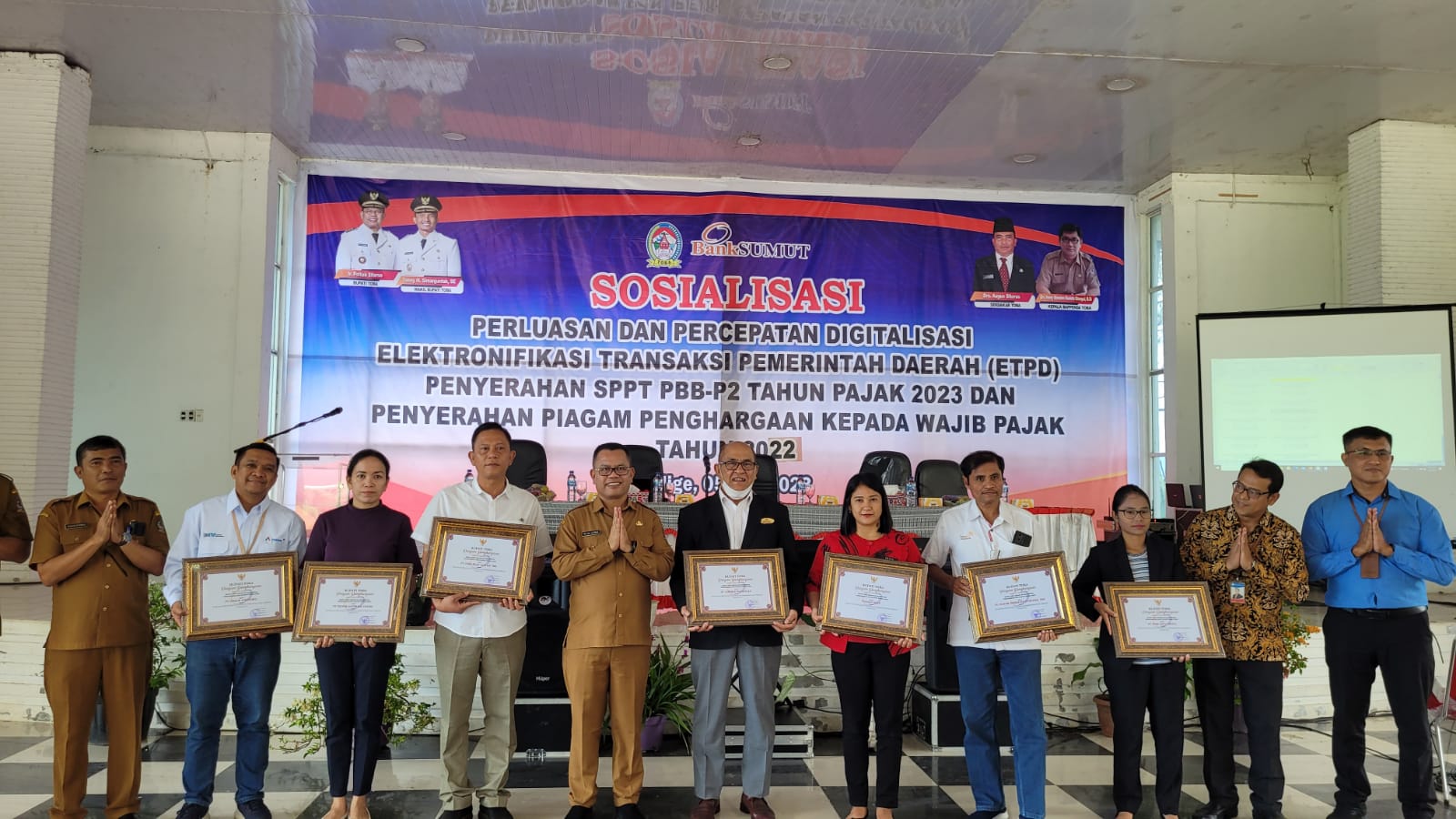 TPL Terima 2 Penghargaan dari Pemerintah Kabupaten Toba Atas Ketaatan Pajak Tahunan