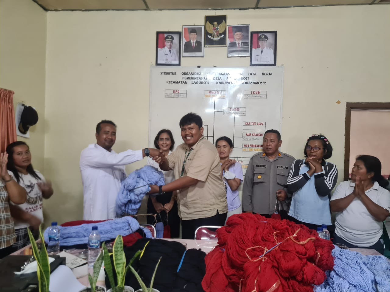 TPL Serahkan Bantuan Berupa Benang Panirat Kepada Kelompok Penenun Ulos di Desa Pintu Bosi