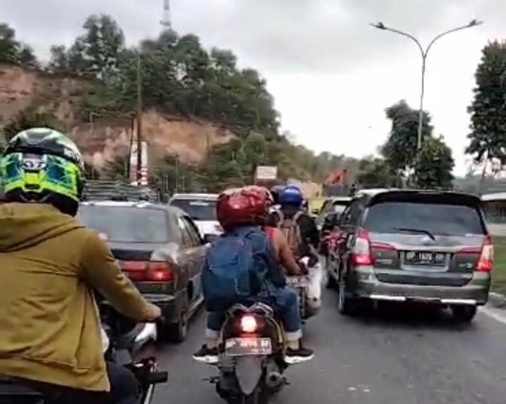 1 Unit Truk Kontainer Mogok, Jalan Letjend Suprapto Macet Total