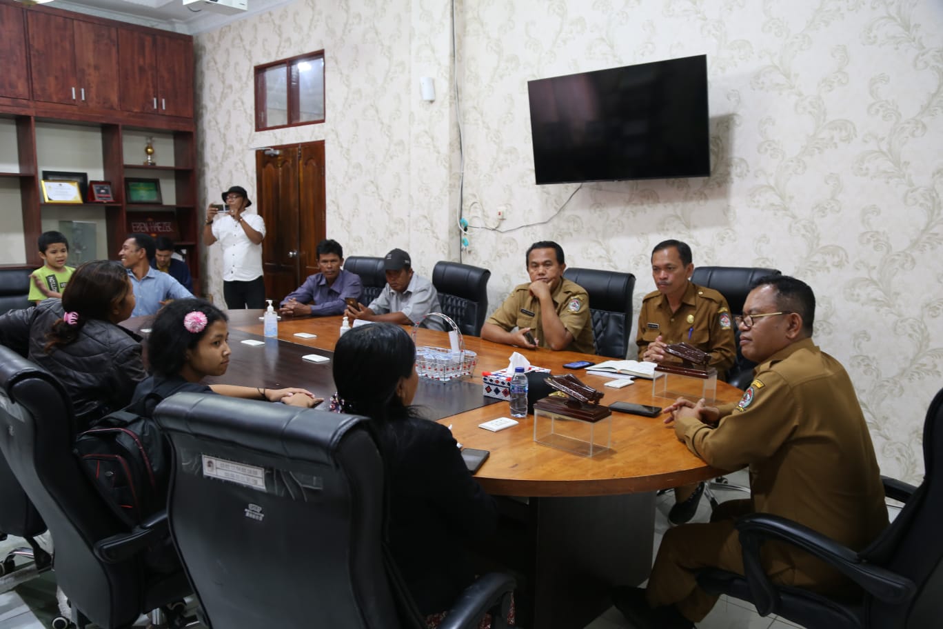 Bupati Poltak Sitorus Terima Kunjungan dari Yayasan CBR di Kantor Bupati Kabupaten Toba