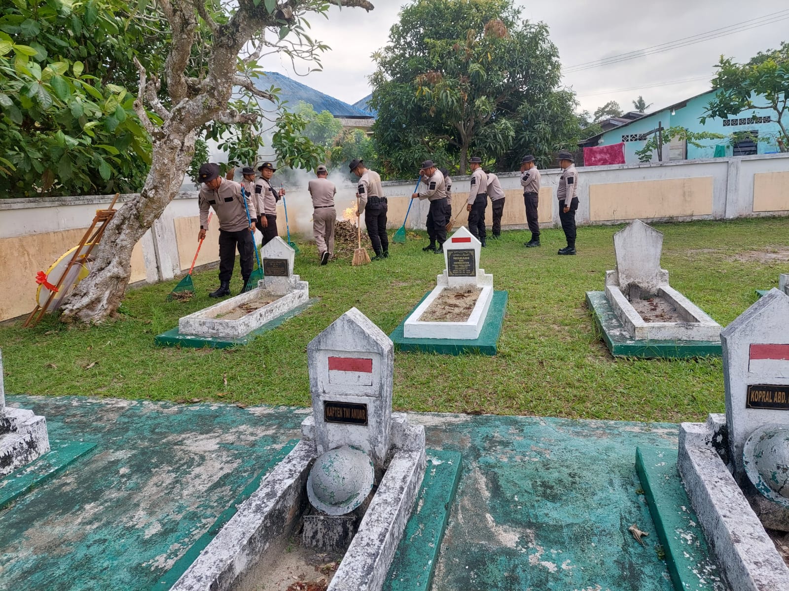 Sambut HUT RI Ke 78, Polsek Kundur dan Polsek Kuba Polres Karimun Lakukan Bakti Sosial Gotong Royong