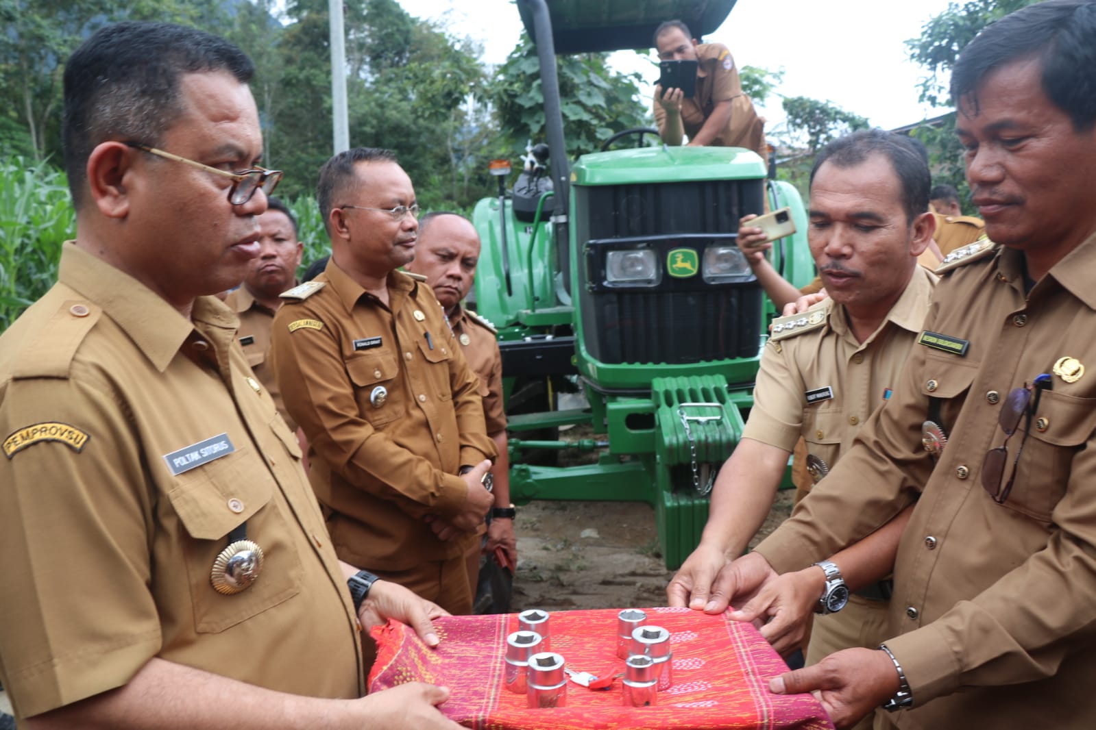 Pemkab Toba Serahkan Bantuan Alat Pertanian Untuk 6 Kecamatan