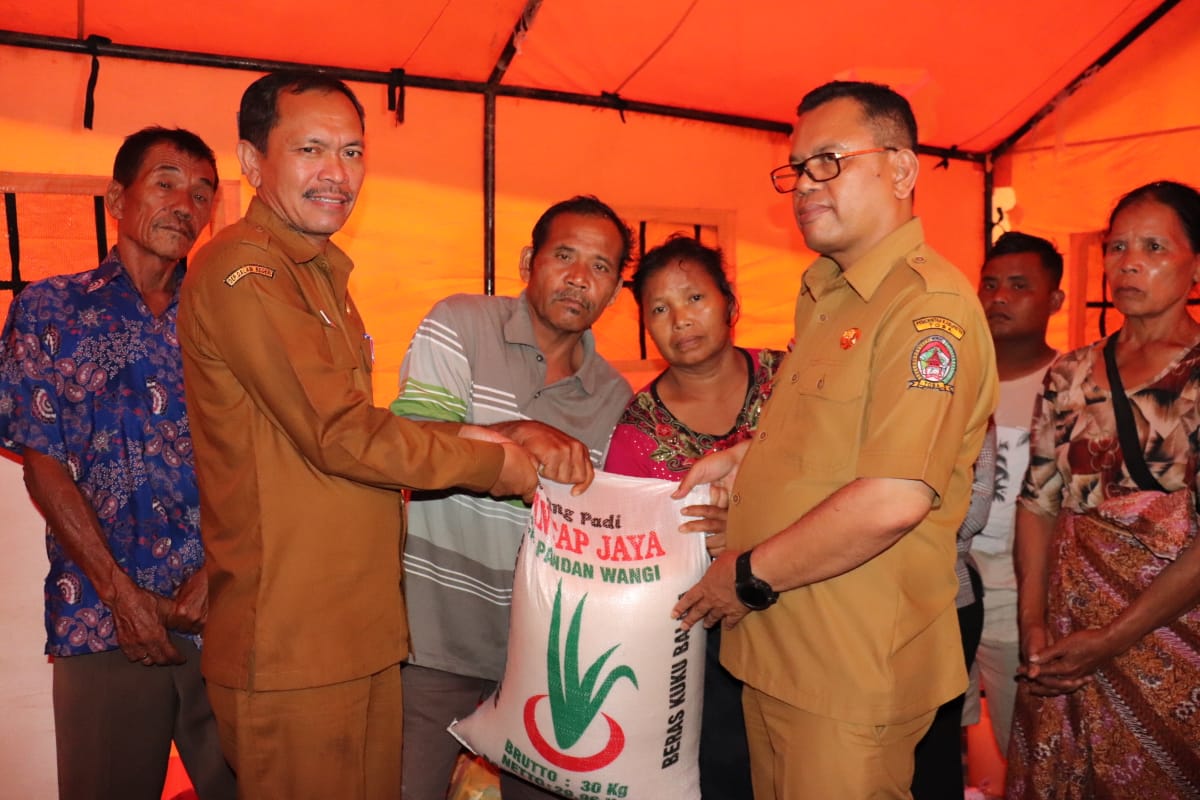 Bupati Poltak Sitorus Serahkan Bantuan Tali Asih untuk Korban Kebakaran