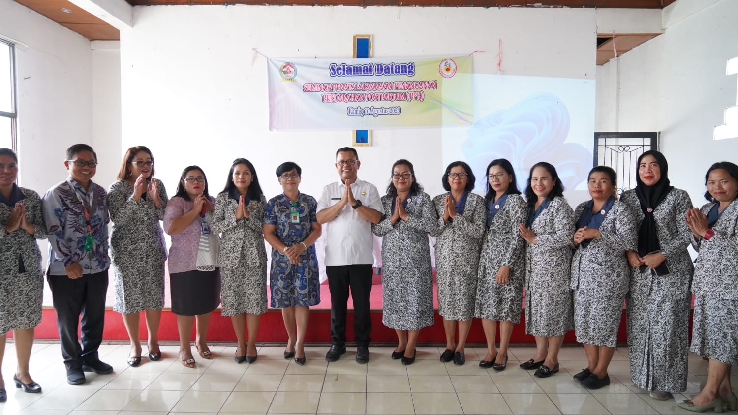 Peroleh Piagam Penghargaan, Bupati Toba Ajak Para Bidan Tingkatkan Pelayanan