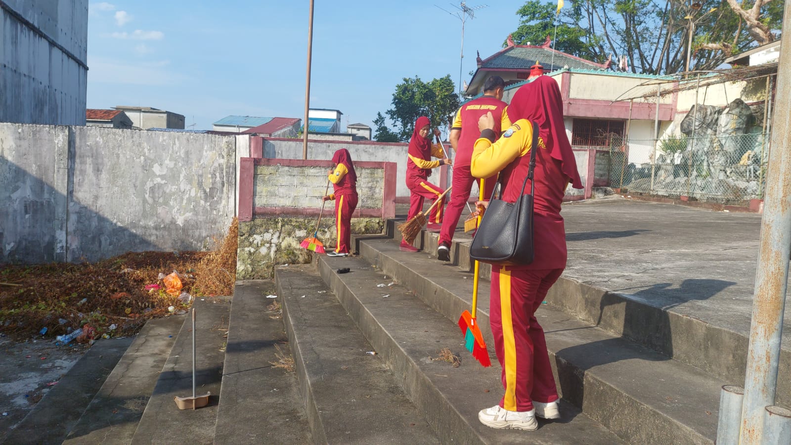 Polsek Kundur Polres Karimun Lakukan Bakti Sosial Gotong Royong Dalam Rangka Menyambut HUT RI Ke-78