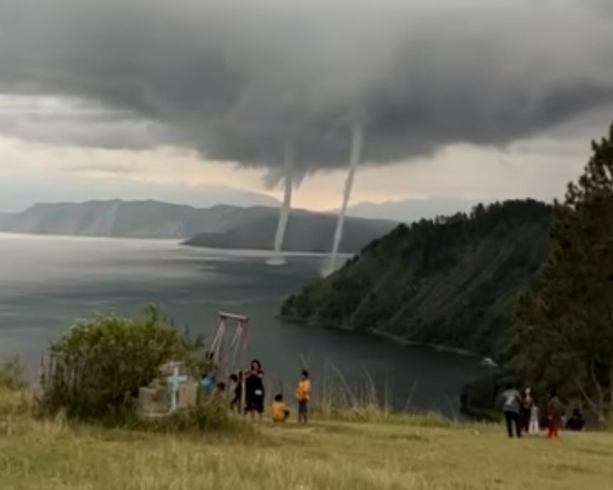 Danau Toba Dihebohkan dengan Angin Puting Beliung