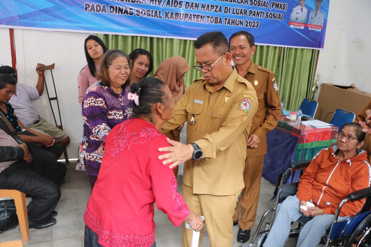 Dinas Sosial Kabupaten Toba Berikan Bantuan Kepada 37 Warga Penyandang Disabilitas