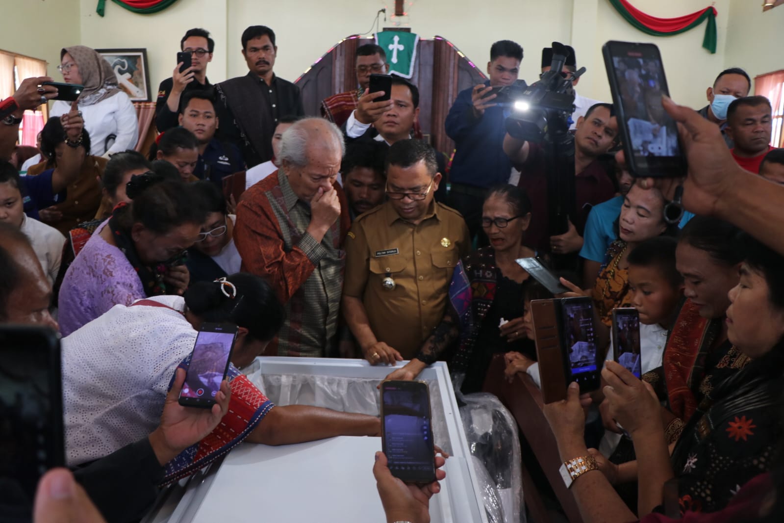 Bupati Toba Turut Berdukacita Atas Meninggalnya Arist Merdeka Sirait