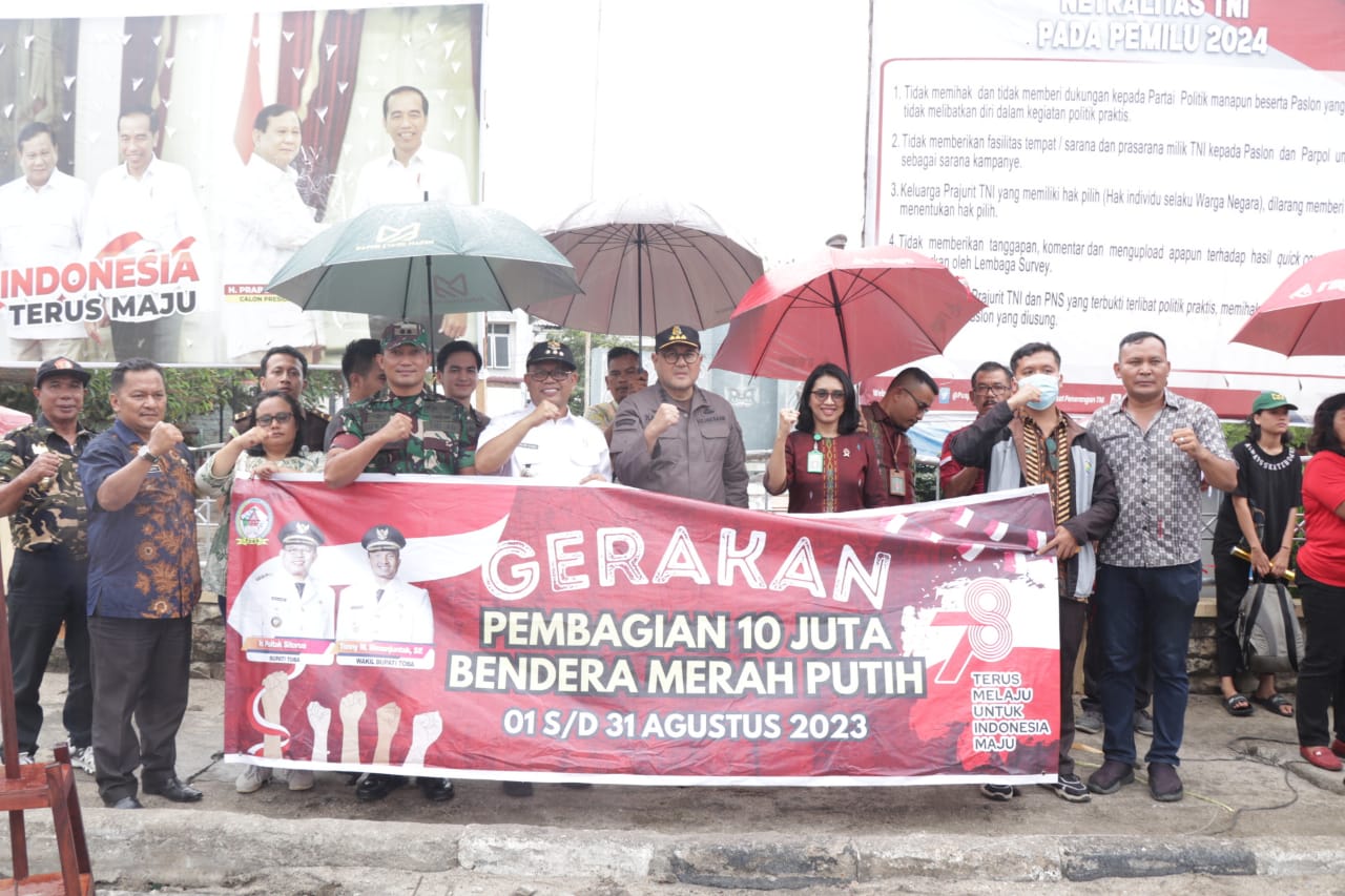 Forkopimda Kabupaten Toba Gelar Gerakan Pembagian 10 Juta Bendera