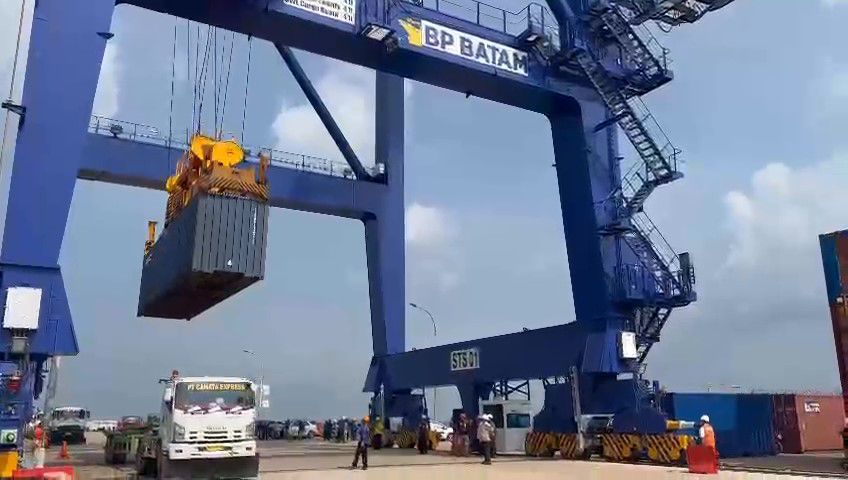 STS Crane Pelabuhan Batu Ampar Mulai Layani Kegiatan Bongkar Muat