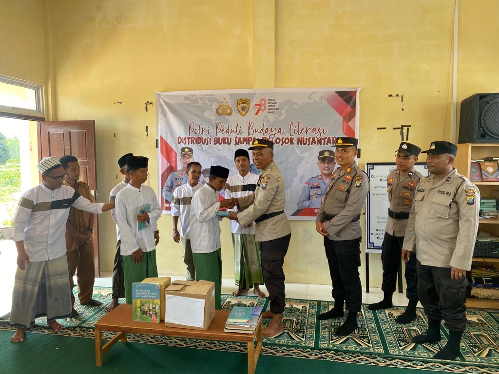 Polsek Kundur Polres Karimun Peduli Budaya Literasi Distribusi Buku Sampai Pelosok Nusantara