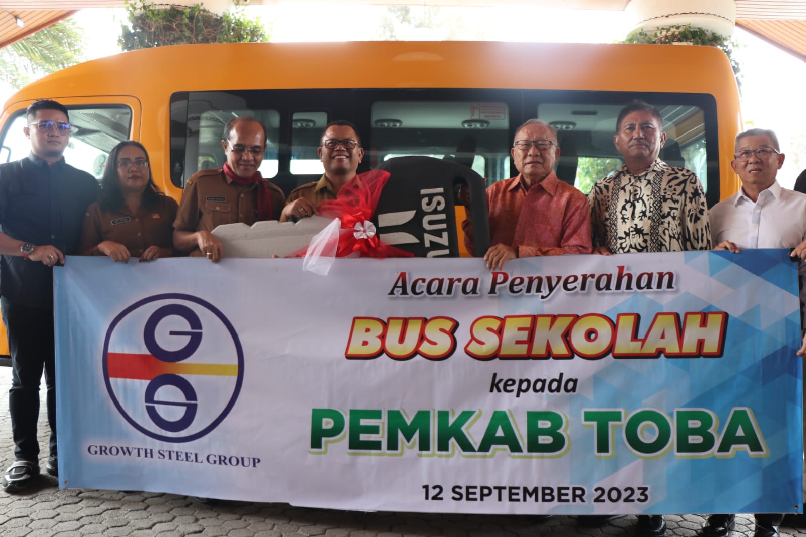 Pemkab Toba Terima Bus Sekolah Dari PT Growth Steel Group