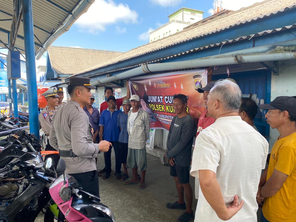 Kapolsek AKP Buala Harefa Pimpin Jum'at Curhat di Loket Penjualan Tiket Pelabuhan Domestik Tanjung Batu