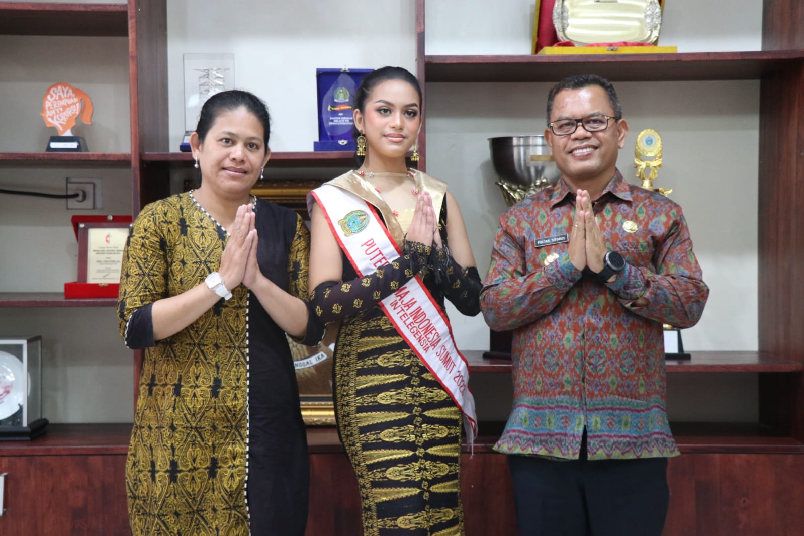 Bupati Poltak Sitorus Terima Kunjungan Putri Remaja Batik Indonesia Asal Kabupaten Toba