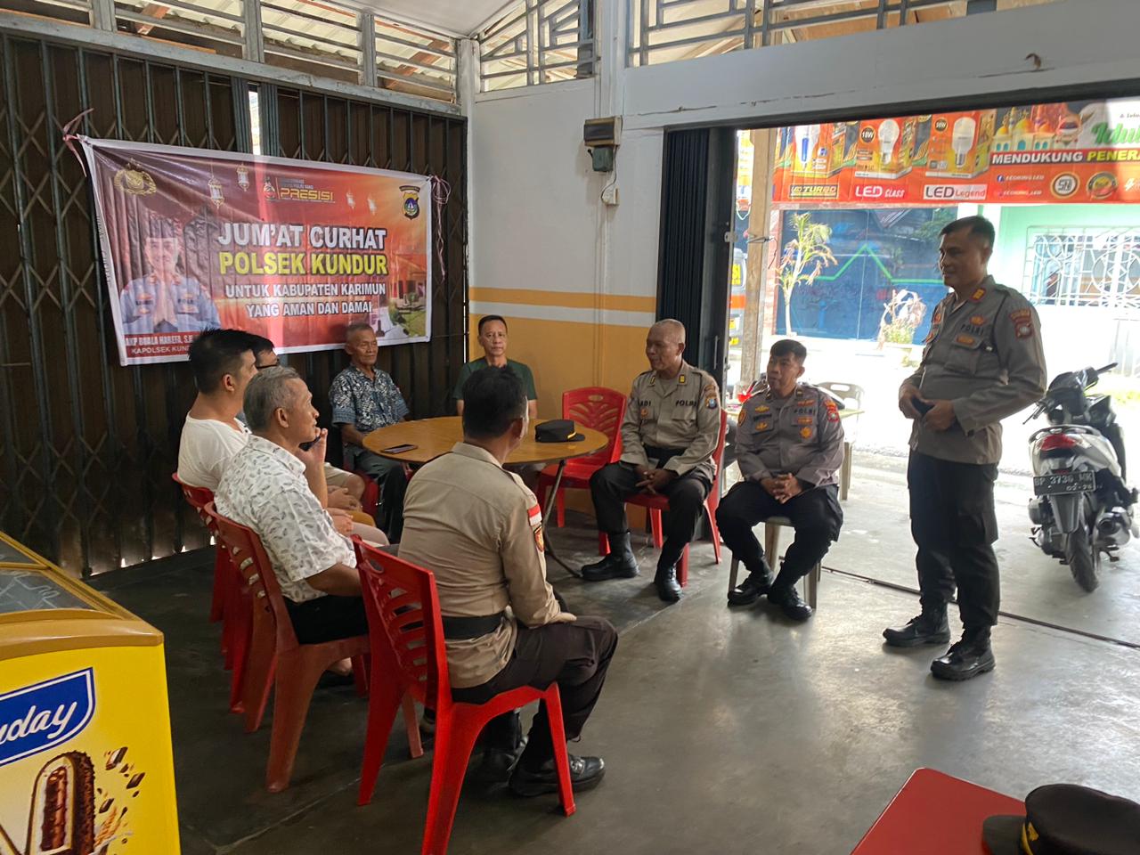 Kapolsek AKP Buala Harefa Pimpin Jum'at Curhat di Salah Satu Ruko Kelurahan Tanjung Batu Kota