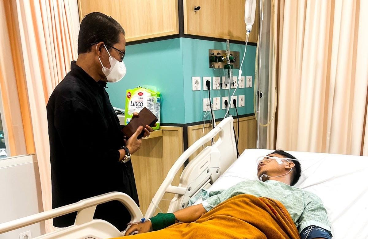 Amsakar Achmad Jenguk Lurah Bengkong Sadai di RSAB Batam