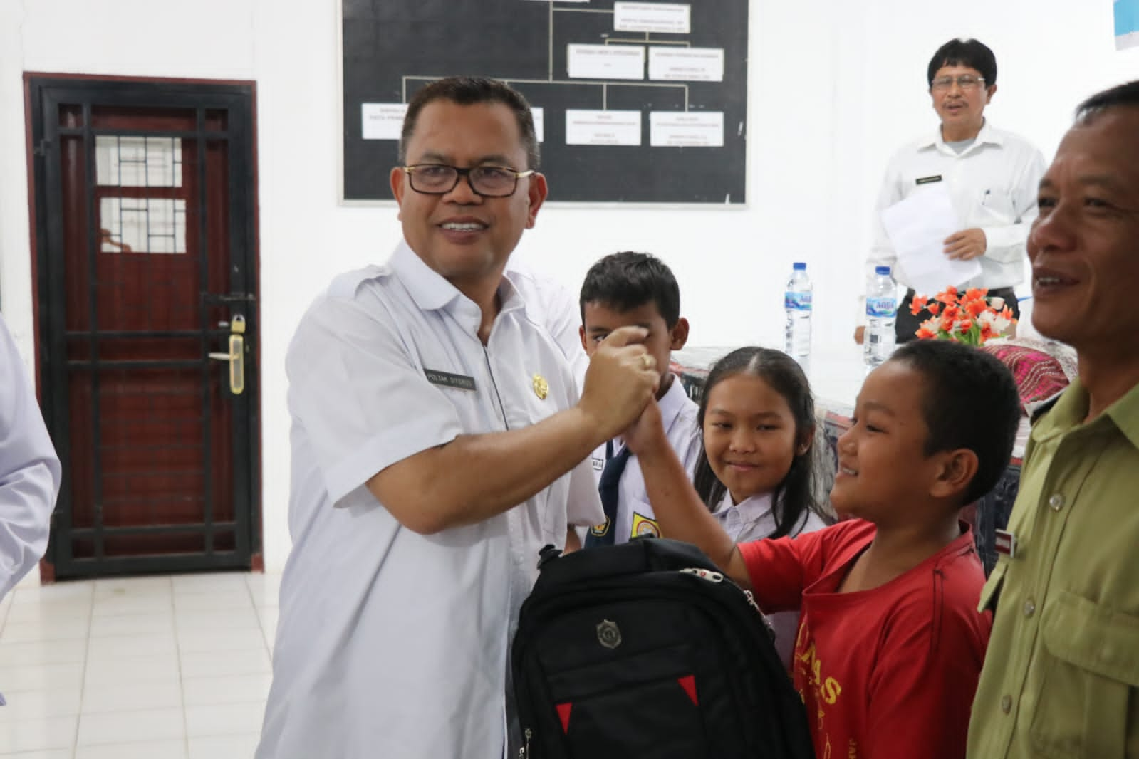 Sejumlah Warga dan Pelajar dari Ajibata dan Lumban Julu Terima Bansos