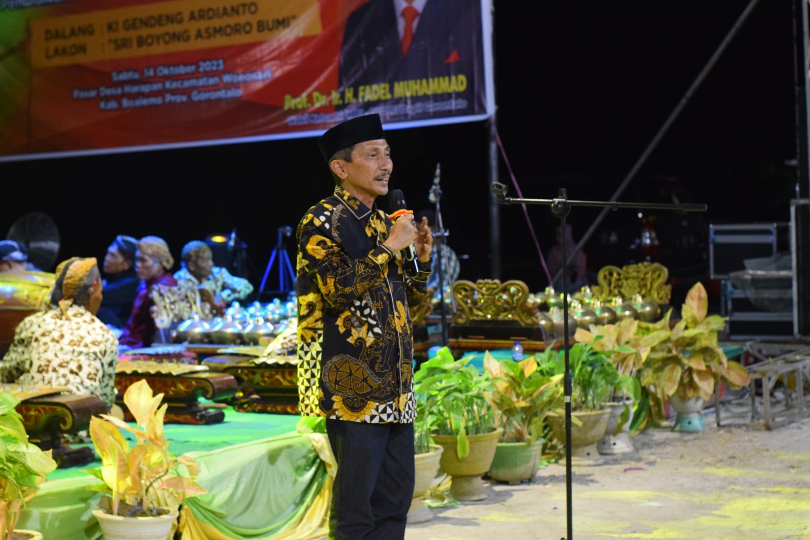 Nelson-Fory Habiskan Waktu Semalaman Nonton Wayang Kulit Bersama Masyarakat Jawa Nelson-Fory Habiskan Waktu Semalaman Nonton Wayang Kulit Bersama Masyarakat Jawa