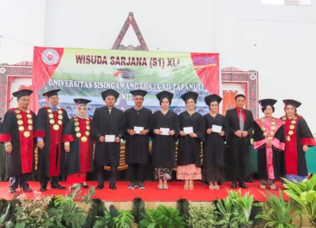 Wakil Bupati Humbahas Memberikan Cendramata Kepada Nilai IPK Tertinggi