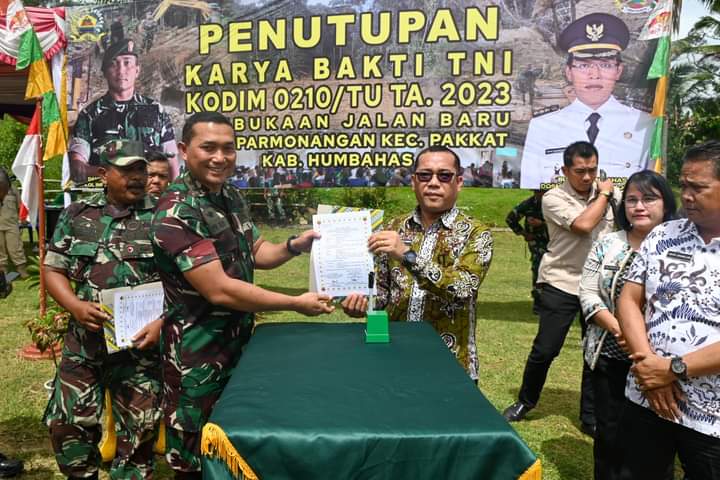 Bupati Humbahas Tutup Karya Bhakti TNI di Humbahas