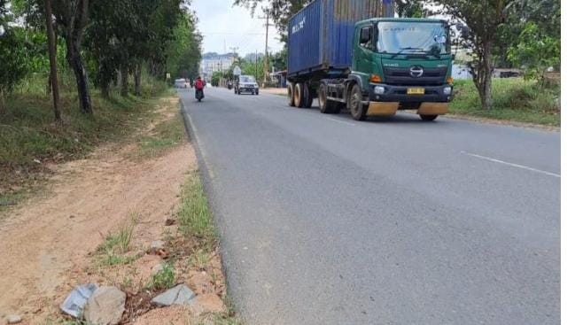 Truk Kontainer Terkesan Tidak Ada Pengawalan Saat di Jalan Raya Kabupaten Bintan