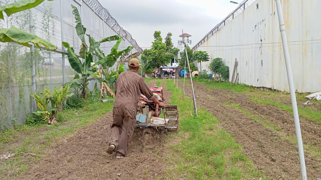 Rutan Kelas 1A Batam Adakan Kegiatan Pembajakan Lahan untuk Warga Binaan