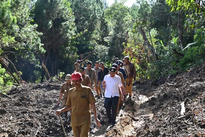 Bupati Humbahas Tinjau Lokasi Tempat Penyebab Longsor di Desa Simangulampe Kecamatan Baktiraja