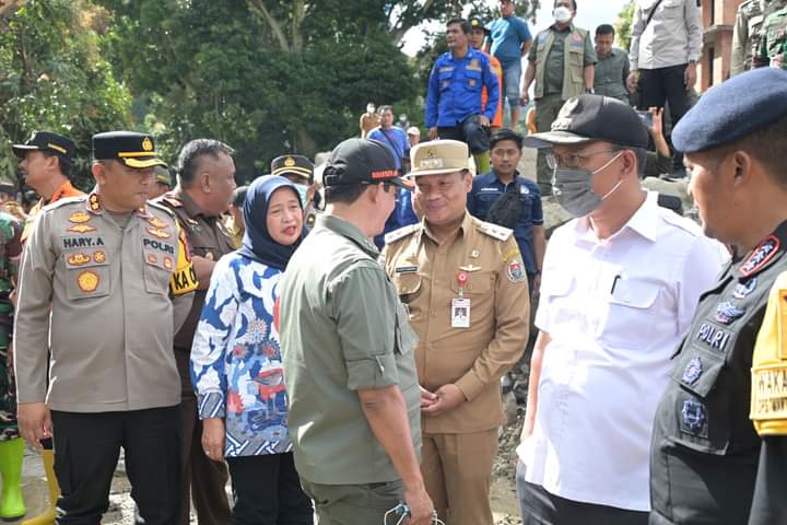 Kepala BNPB Letjen TNI Tinjau Lokasi Banjir Bandang dan Longsor di Humbahas
