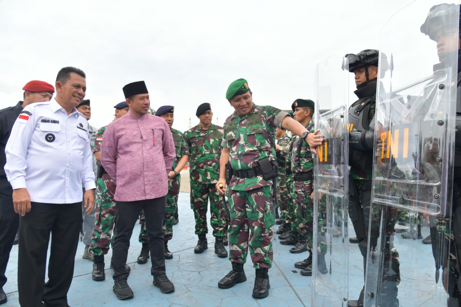 Gubernur Ansar bersama Danrem 033/WP Cek Kesiapan Pasukan untuk Pengamanan Pemilu 2024