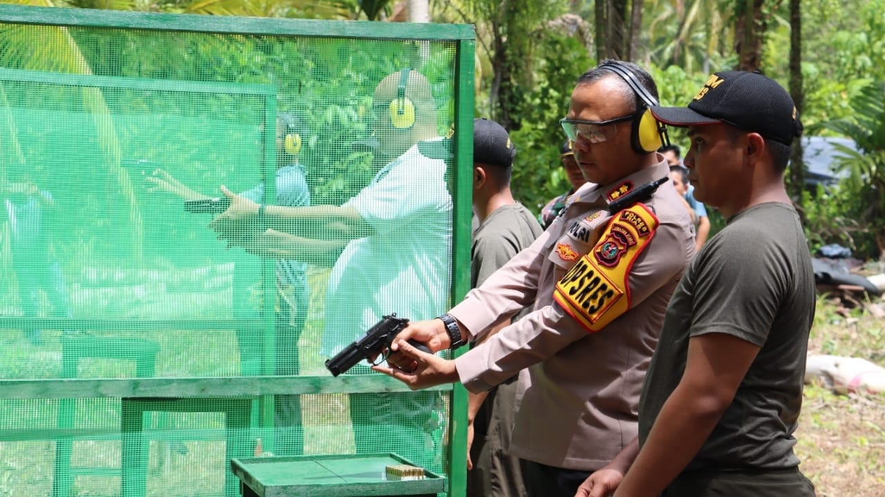 Kapolres Revi Nurvelani Bersama Kodim 0213 Mengikuti Shooting For Peace di Kabupaten Nias Utara