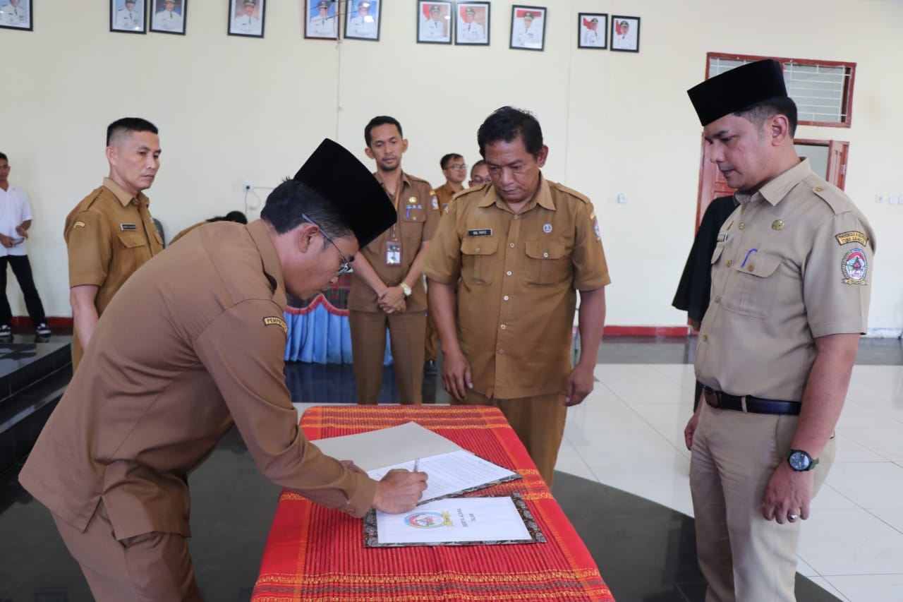 Bupati Toba, Melakukan Pelantikan Pejabat Administrator dan Pengawasan Lingkungan