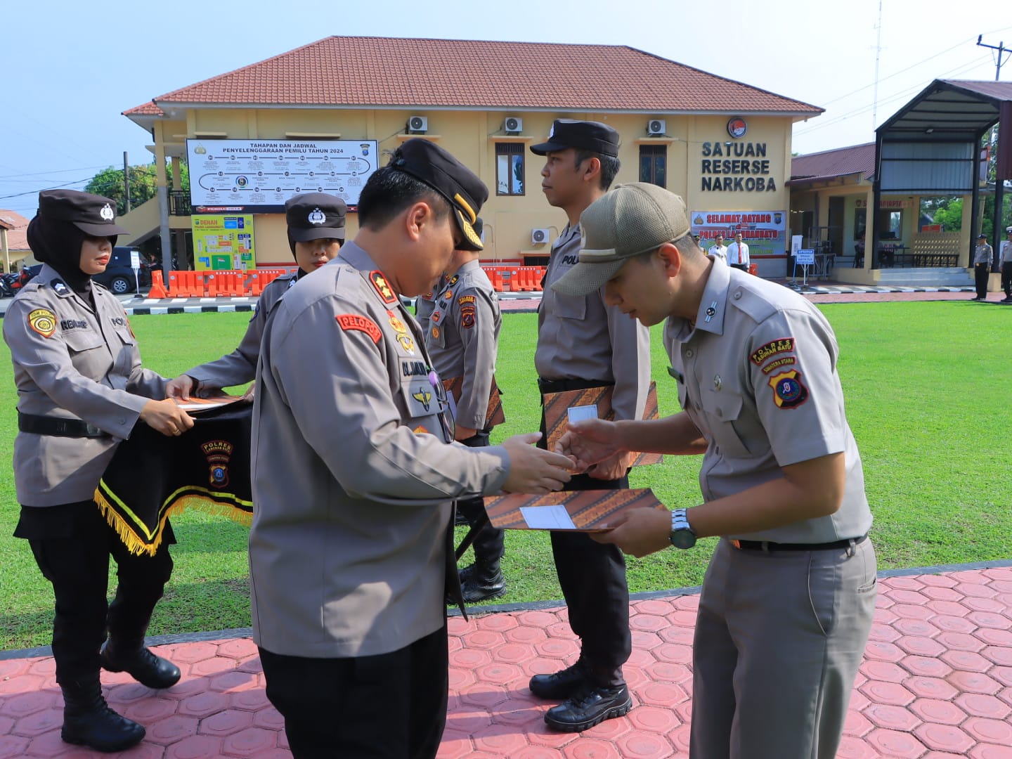 Kapolres Labuhanbatu Bagikan THR Lebaran Idul Fitri 1445 H secara Simbolis